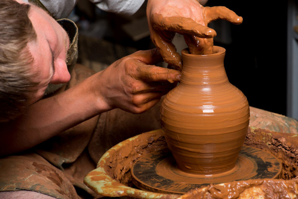 Výrobce a dekoratér keramiky